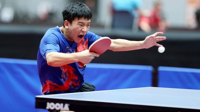 两队激烈对 两队激烈对